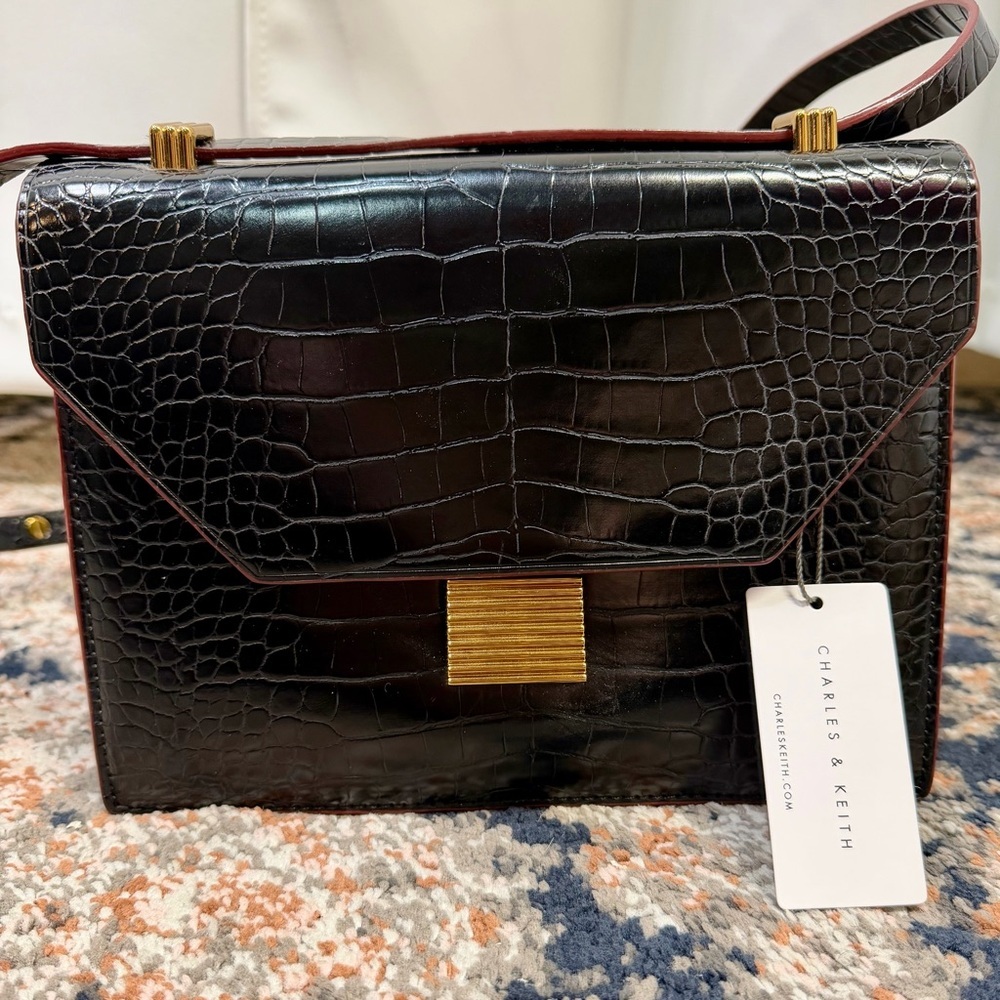 NWT Charles & Keith ‘Croc-Effect Metal Accent Crossbody Bag’ in Black & Gold